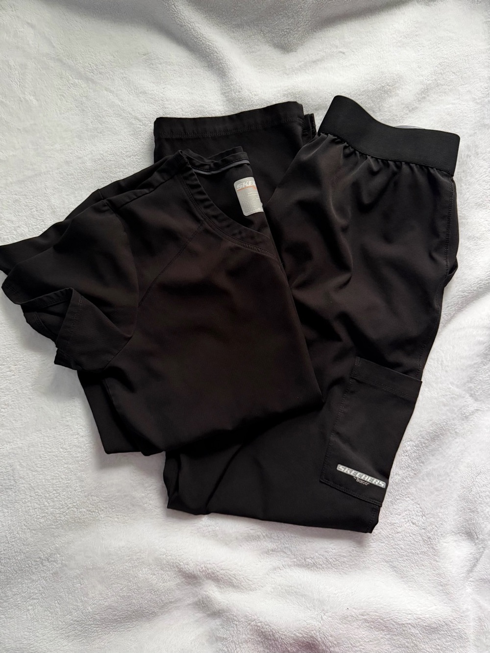Skechers women’s scrub set. Black, medium.
